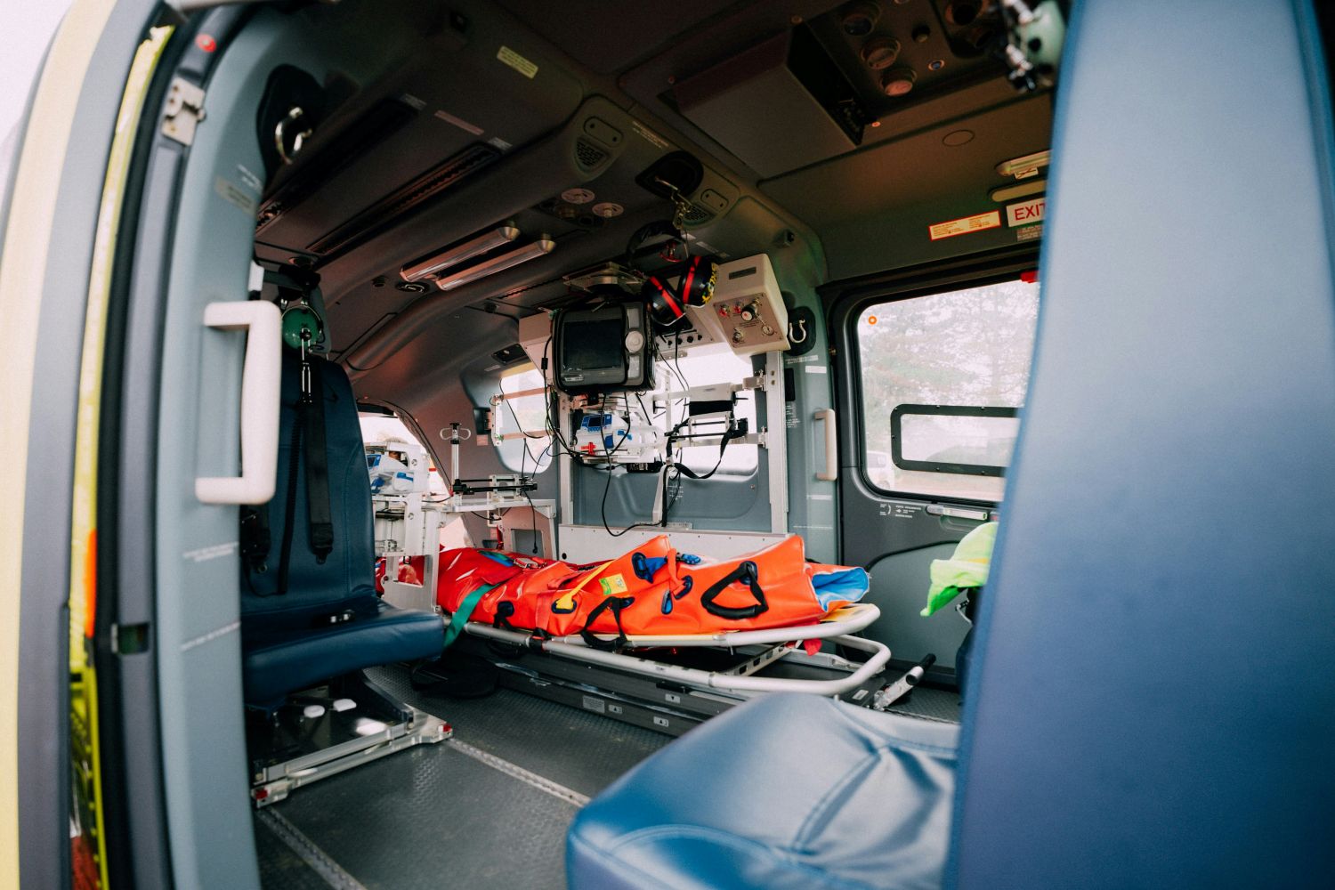 Interior de un helicóptero medicalizado equipado con camilla, equipo médico y sistemas avanzados de soporte vital.