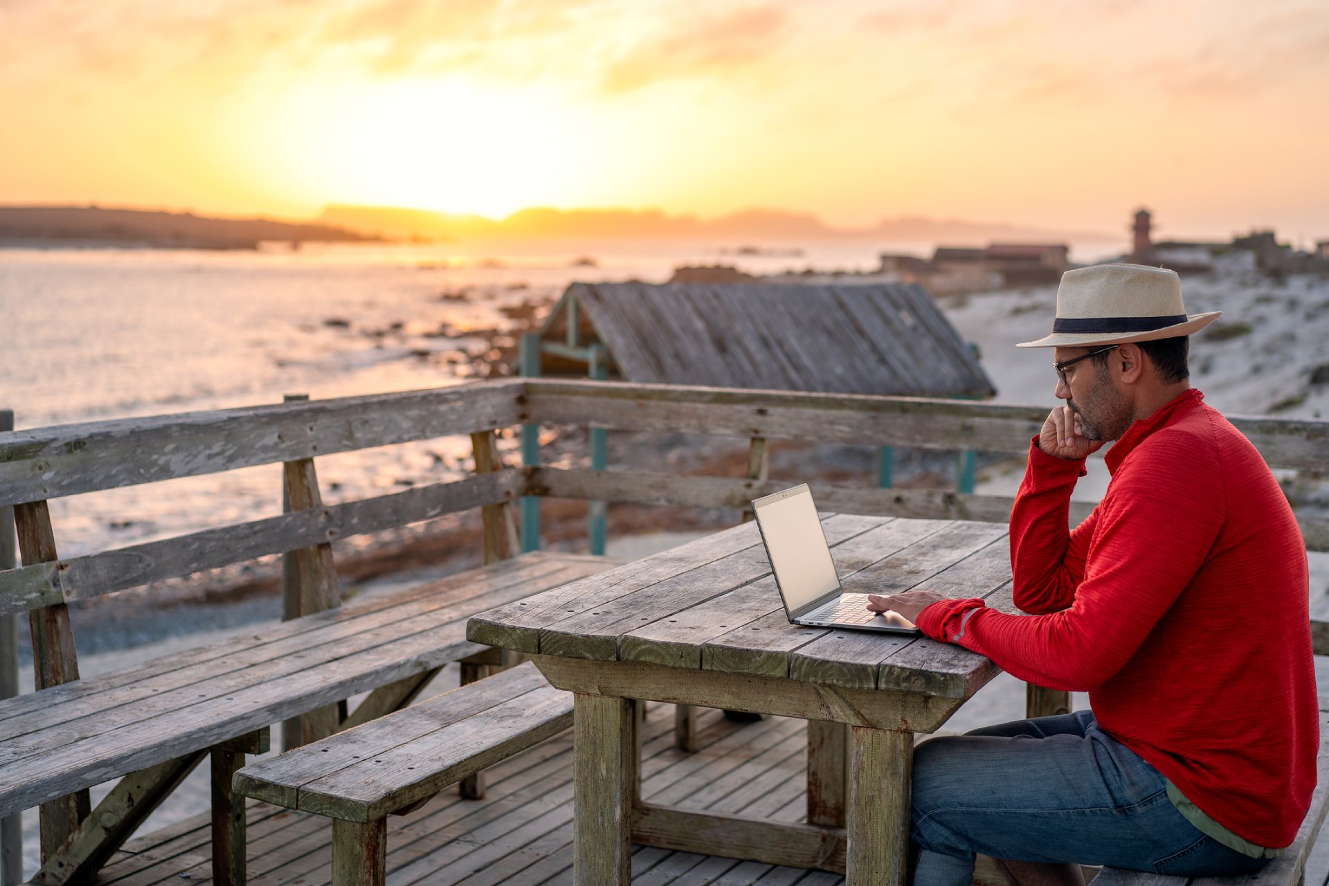 Mastering the Digital Nomad Life: Top Countries, Visa Requirements and Duty of Care Employer Responsibilities