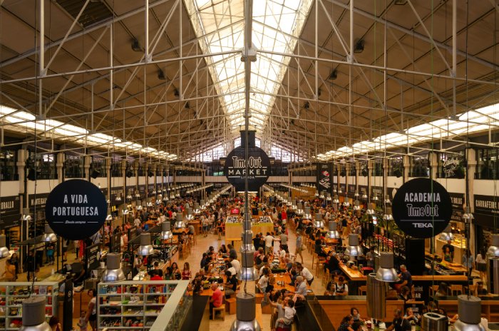 A crowded indoor food court in Portugal.