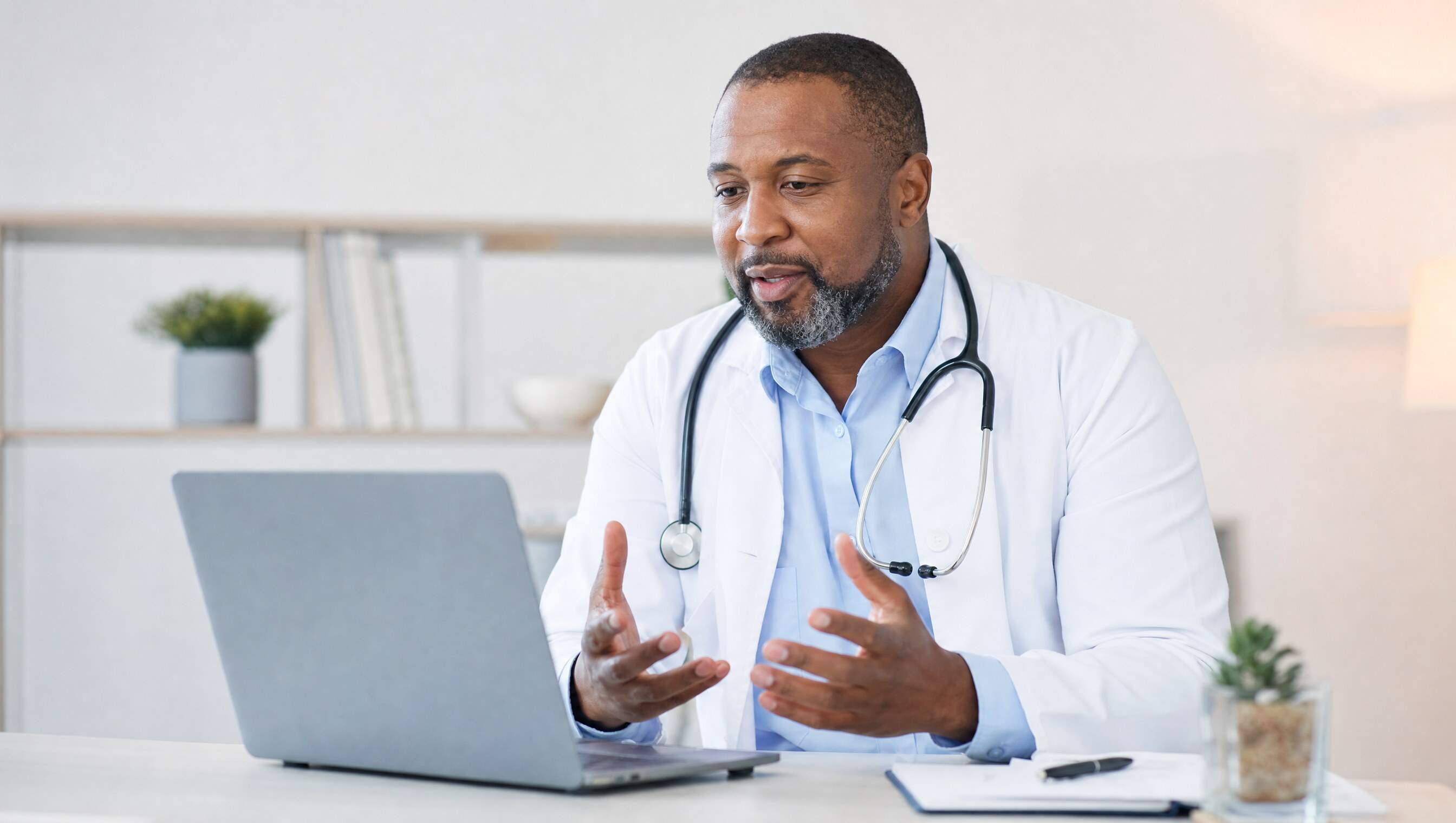 Médico que realiza una consulta de telesalud por vídeo