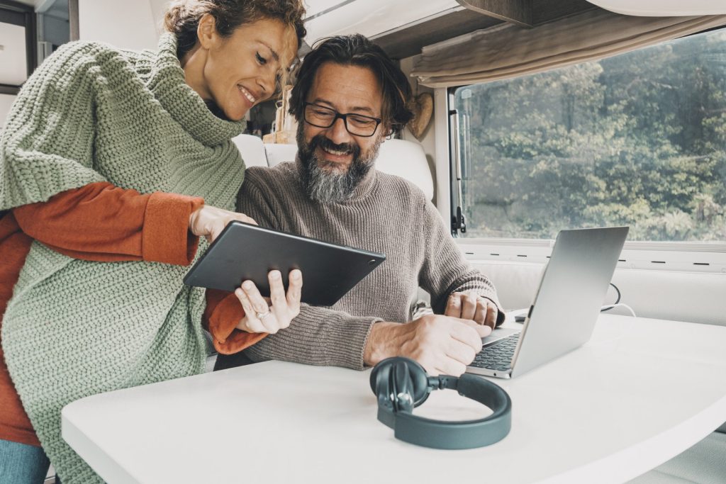 Why Are Experienced International Travelers Using AI but Double-Checking It?